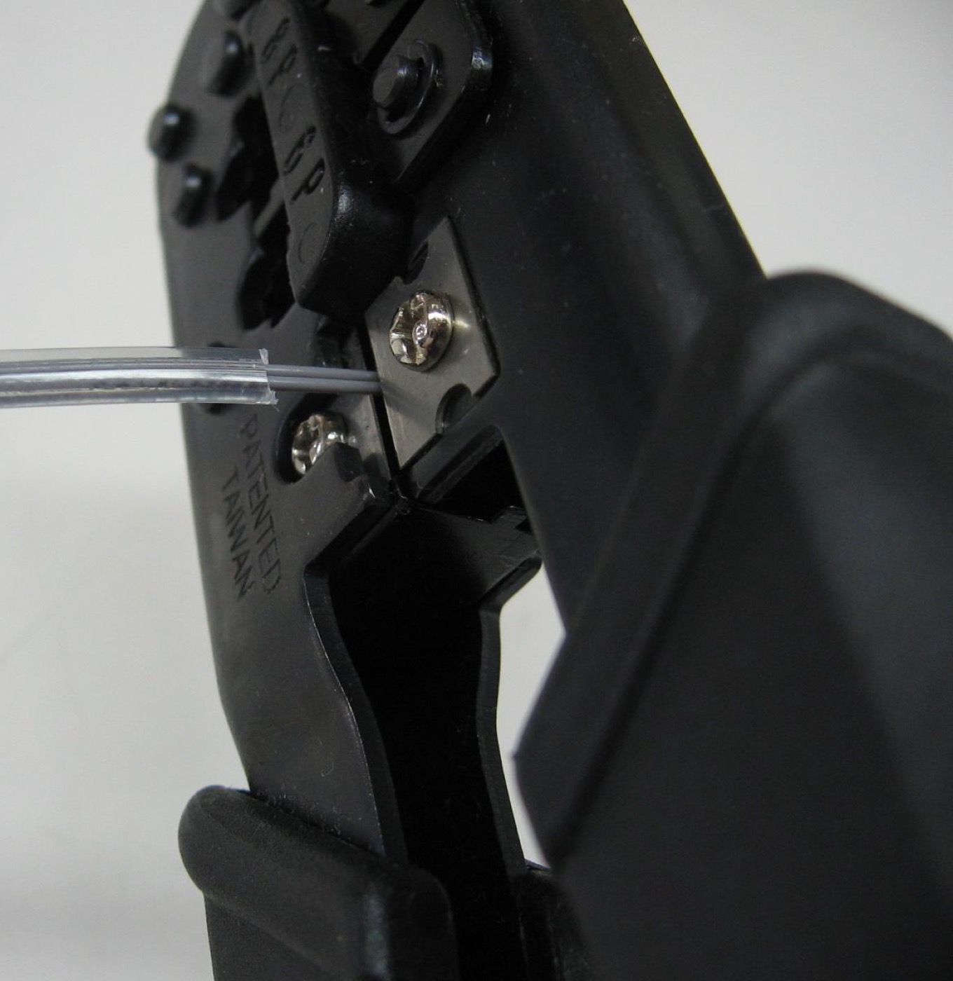 Real wire stripping tool and electrical installation accessory